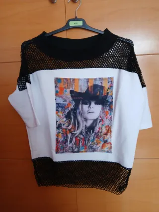 Camiseta con estampado de chica y red