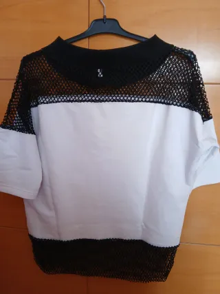 Camiseta con estampado de chica y red