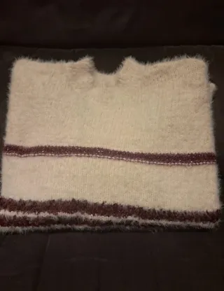 Jersey Bershka peludo beige y morado