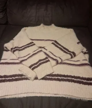 Jersey Bershka peludo beige y morado