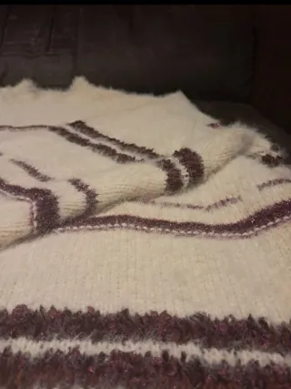 Jersey Bershka peludo beige y morado