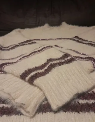 Jersey Bershka peludo beige y morado