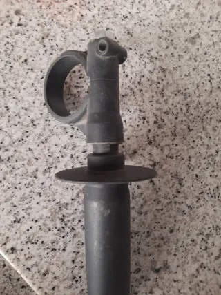 Empuñadura para taladro, ajustable con el puño