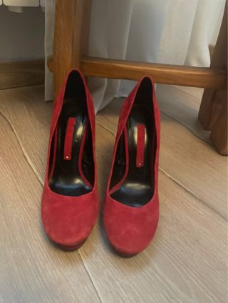 Zapatos de tacón rojos ante