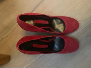 Zapatos de tacón rojos ante