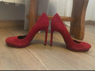 Zapatos de tacón rojos ante