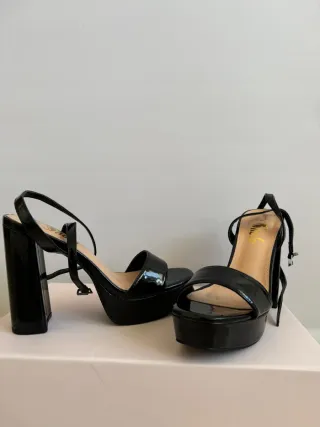 Sandalias de charol negras