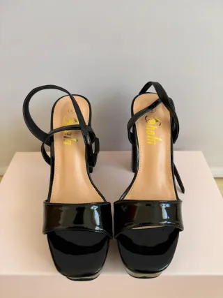 Sandalias de charol negras