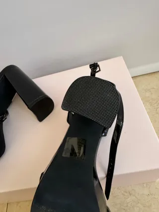 Sandalias de charol negras