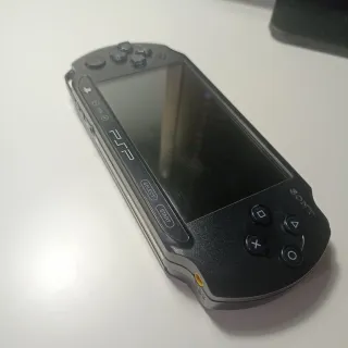 Sony PSP Street E-1004 con caricatore e 3 giochi