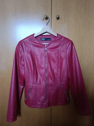 Cazadora efecto piel Zara roja