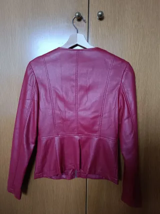 Cazadora efecto piel Zara roja