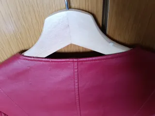 Cazadora efecto piel Zara roja