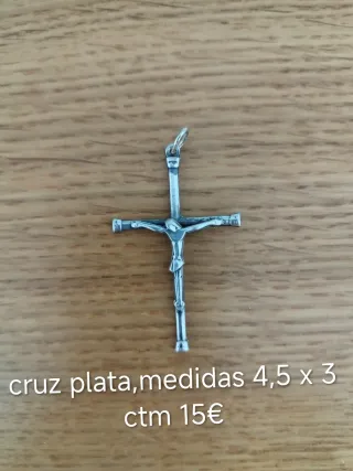 Cruz de plata con figura de Cristo