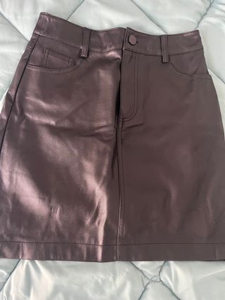 Falda negra efecto piel