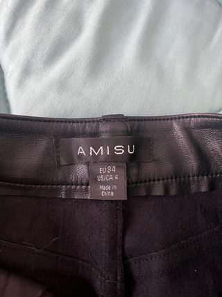 Falda negra efecto piel