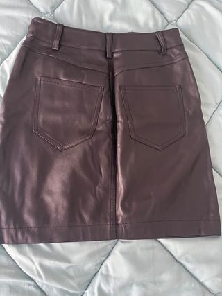 Falda negra efecto piel