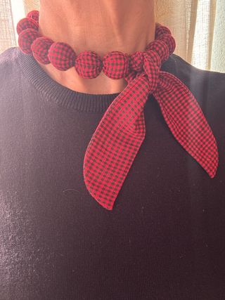 collar mini cuadros rojo y negro