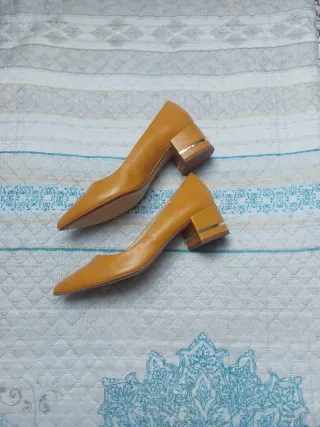 Zapatos de tacón dorados