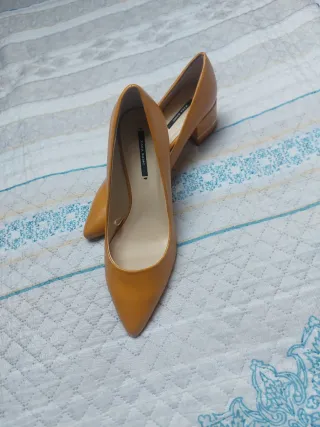 Zapatos de tacón dorados