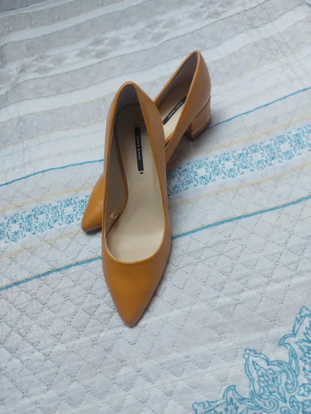 Zapatos de tacón dorados