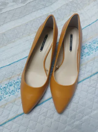 Zapatos de tacón dorados