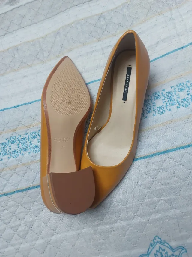 Zapatos de tacón dorados