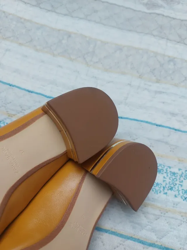 Zapatos de tacón dorados