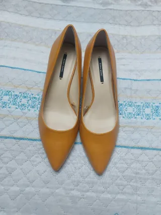 Zapatos de tacón dorados