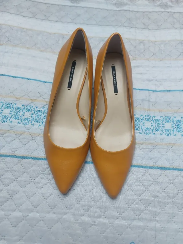 Zapatos de tacón dorados