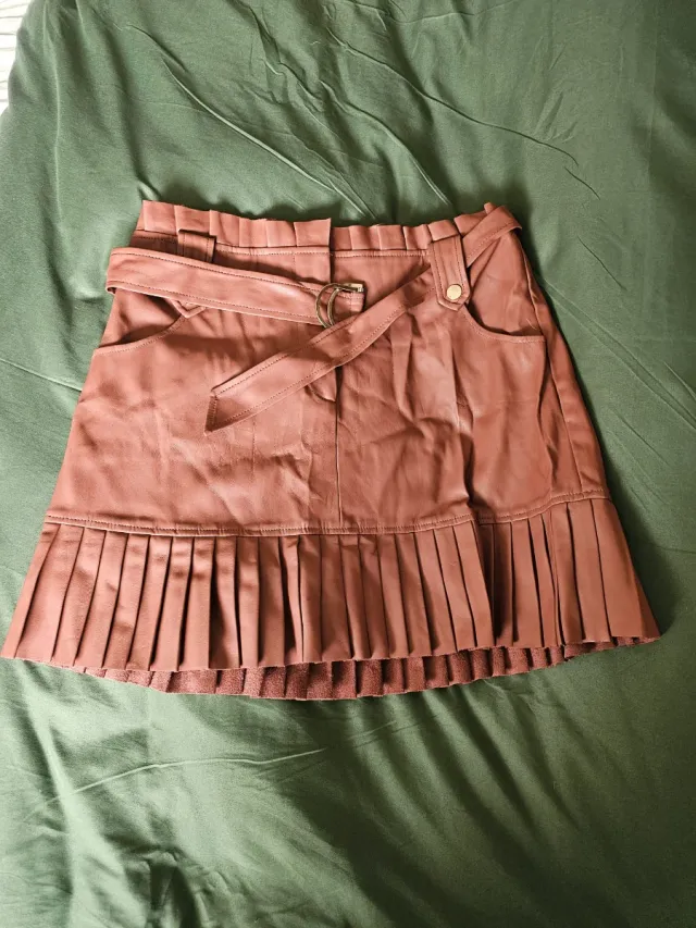 Falda marrón con cinturón y volantes talla L