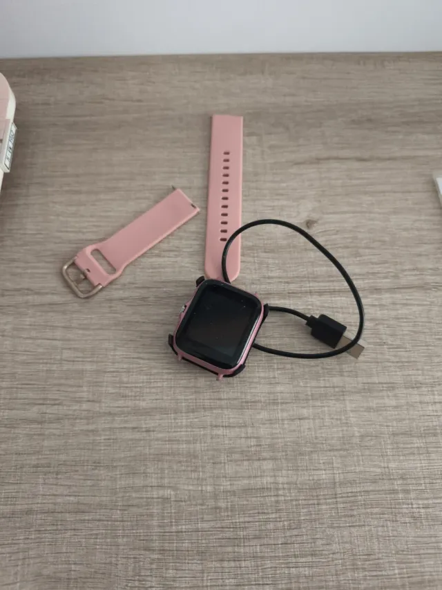 Smartwatch rosa con cargador