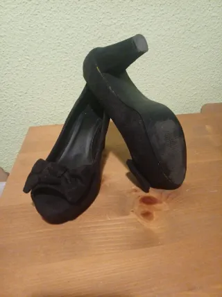 Zapatos de fiesta negros con lazo