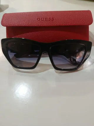 Gafas de sol Guess negras y moradas con ticket