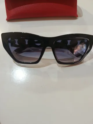 Gafas de sol Guess negras y moradas con ticket