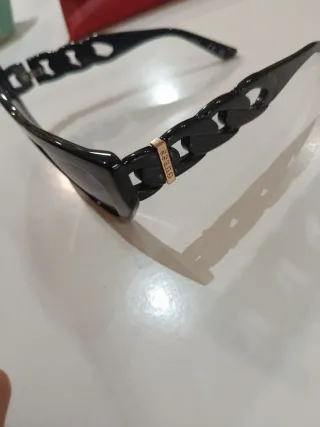 Gafas de sol Guess negras y moradas con ticket