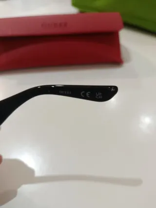 Gafas de sol Guess negras y moradas con ticket