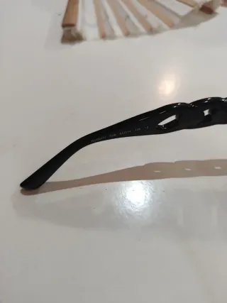 Gafas de sol Guess negras y moradas con ticket