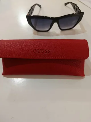 Gafas de sol Guess negras y moradas con ticket