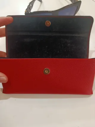 Gafas de sol Guess negras y moradas con ticket