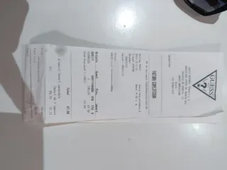 Gafas de sol Guess negras y moradas con ticket