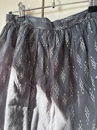 Falda corta gris estampada