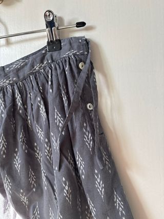 Falda corta gris estampada