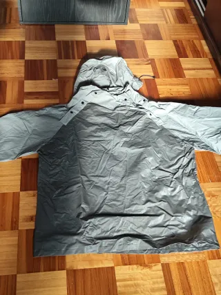 Impermeable con capucha gris