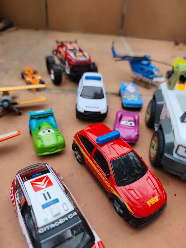 Lote de coches y aviones de juguete
