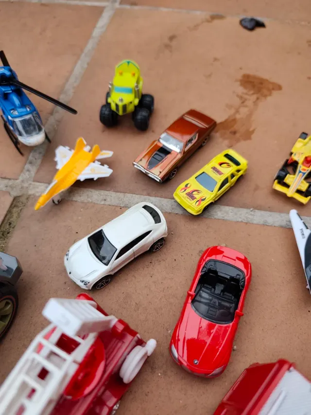 Lote de coches y aviones de juguete
