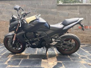 Accidentada Kawasaki Z750R 2011