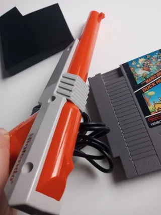 Nintendo NES Zapper + Duck Hunt