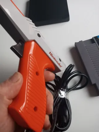 Nintendo NES Zapper + Duck Hunt