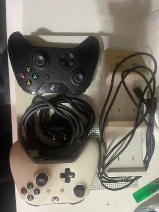 Consola Xbox One S + 2 Mandos + Cargador